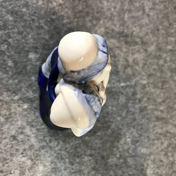 Delft Blue Hand Painted Pottery Hugging Couple Figurine - Picture 5 of 6